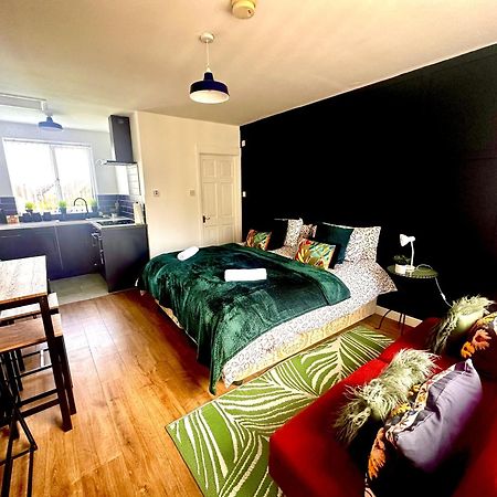 Studio Annexe By Papermill, Deeside - En-Suite, Heswall Eksteriør billede