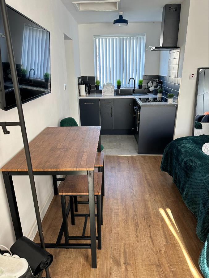 Studio Annexe By Papermill, Deeside - En-Suite, Heswall Eksteriør billede